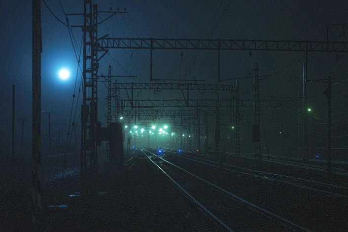 Bahngleise im Nebel: Der komplexe SEO-Prozess auf dem Weg zu mehr Sichtbarkeit (Lichter in der Ferne).