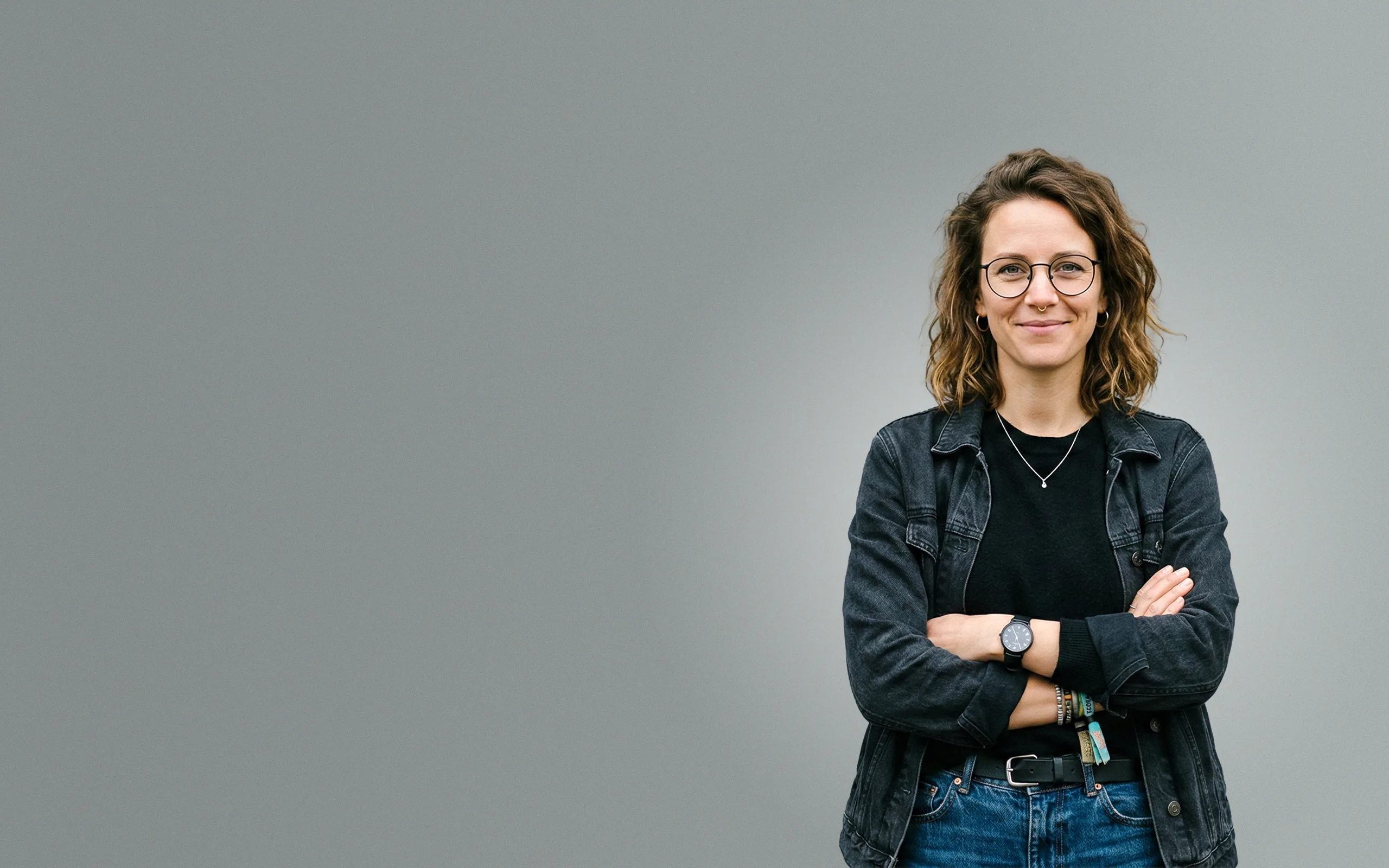 Zufriedene Berliner Unternehmerin nach erfolgreicher SEA-Kampagne durch unsere Google Ads Agentur – sichtbarer Erfolg im Online-Marketing.