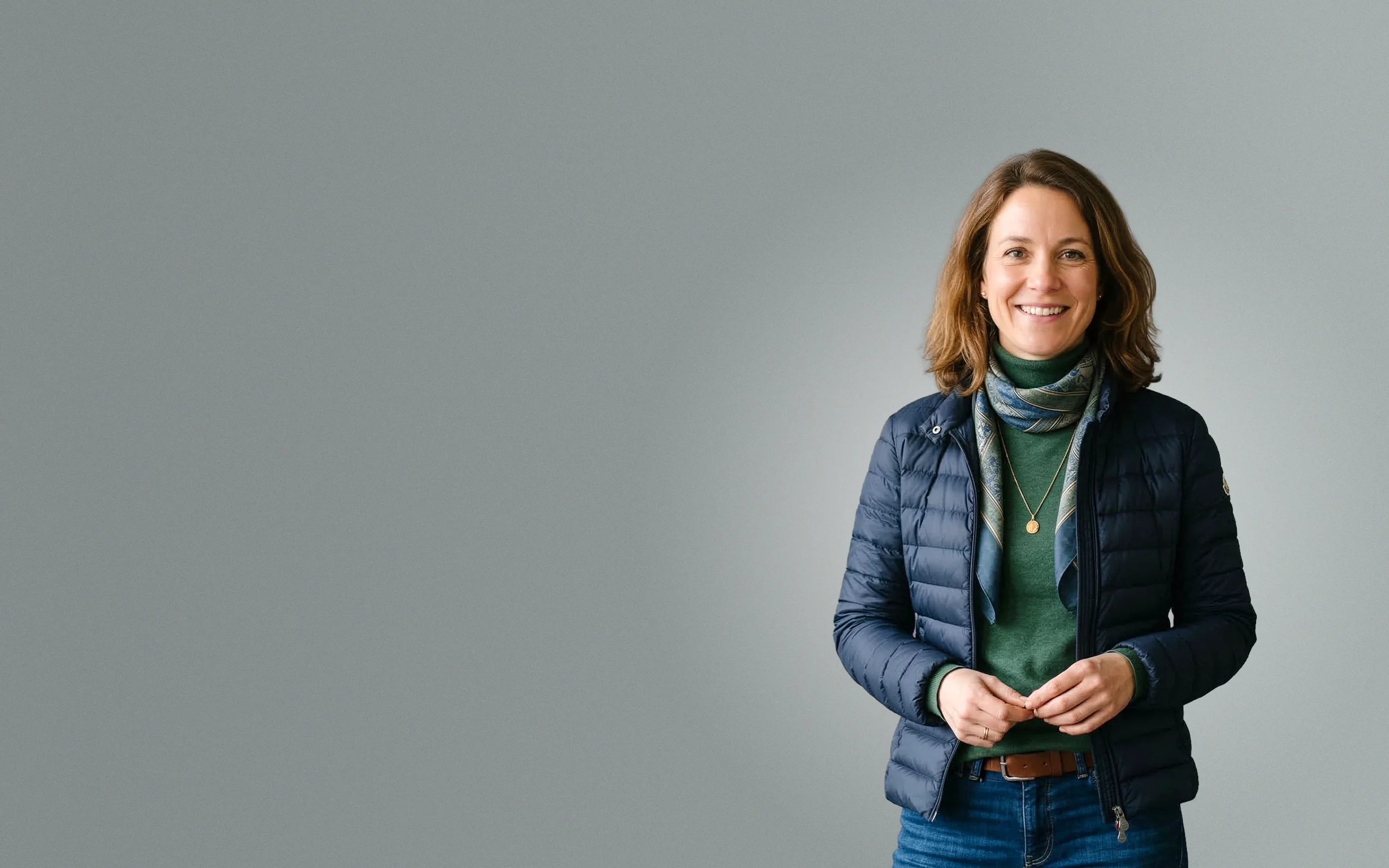 Zufriedene Stuttgarter Unternehmerin nach erfolgreicher SEA-Kampagne durch unsere Google Ads Agentur – sichtbarer Erfolg im Online-Marketing.