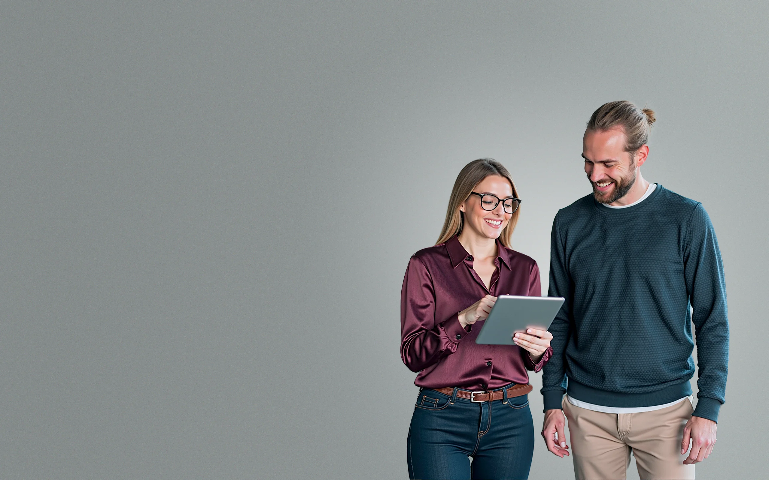 Zwei Fachleute analysieren gemeinsam ein Website-Audit auf einem Tablet – symbolisch für professionelle SEO-Beratung und Website-Analyse