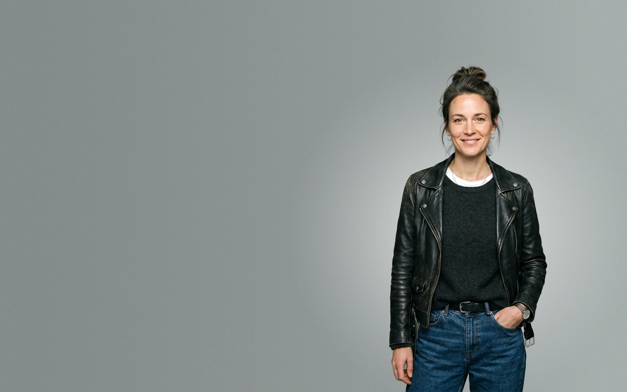 Zufriedene Kundin der CuraWeb SEO Agentur Berlin freut sich über ihr neues Webdesign.