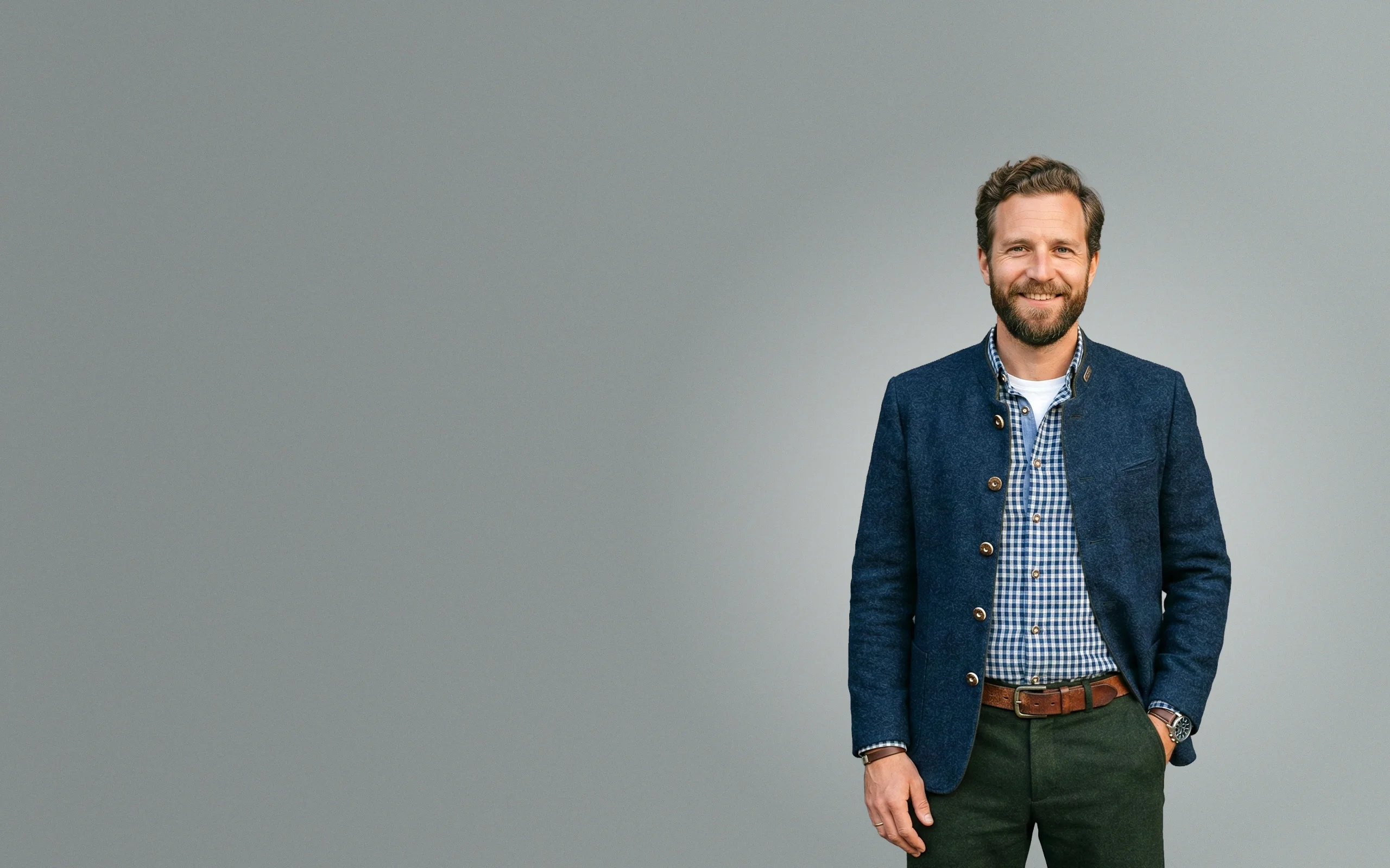 Fröhliche Münchner Kundin im blauen Dirndl nach erfolgreicher SEO Kampagne.