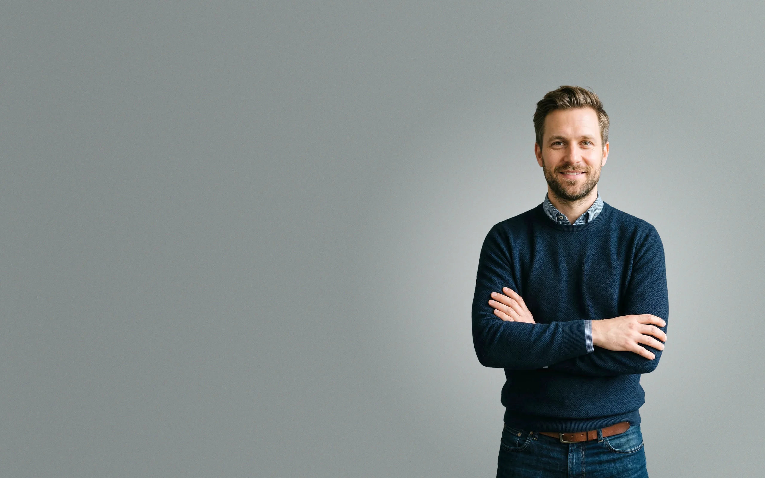 Zufriedener Kunde der CuraWeb SEO Agentur Stuttgart freut sich über ihr neues Webdesign.