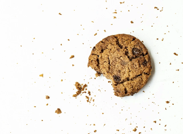 Angebissener Cookie mit Krümeln auf weißem Hintergrund – Symbol für datenschutzkonformes Tracking ohne Cookies.