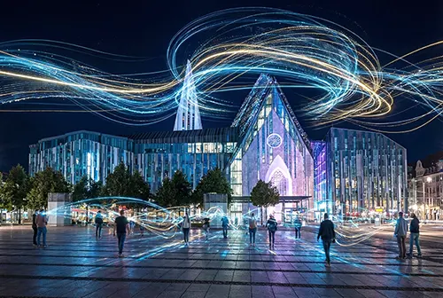 Futuristische Langzeitbelichtung des Leipziger Augustusplatzes und Paulinum bei Nacht mit digitalen Lichtspuren.